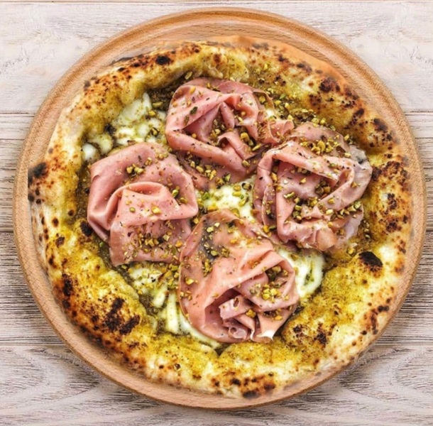 Pizza artigianale con ingredienti freschi