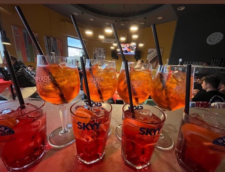 Cocktail preparato al bancone del bar